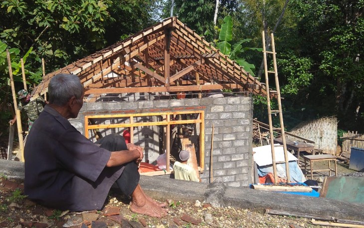 Mbah Diman :”Saya Ingin Membantu Tapi Tenagaku Tak Mampu”