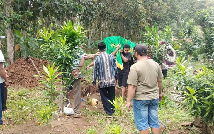 Satgas TMMD dan Warga Lakukan Pemakaman Mukidi