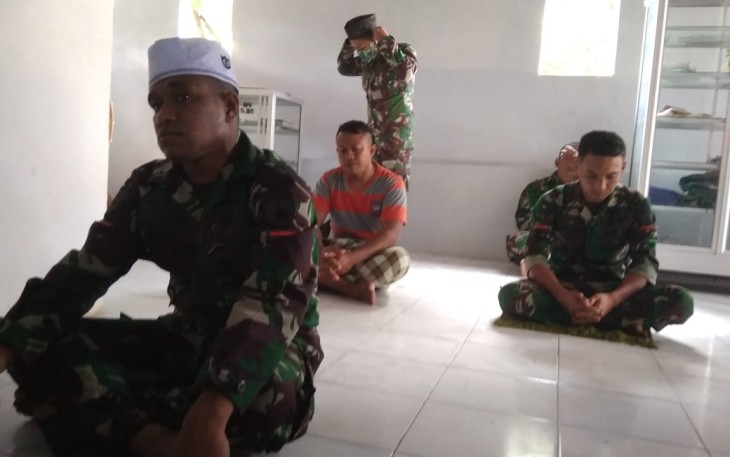 Anggota Satgas Laksanakan Shalat Jumat Bersama Warga