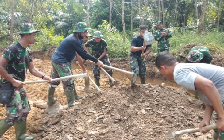 Prajurit 3 Matra bersama Polri Wujudkan Pembangunan di Desa Batu Jongjong Melalui TMMD 108