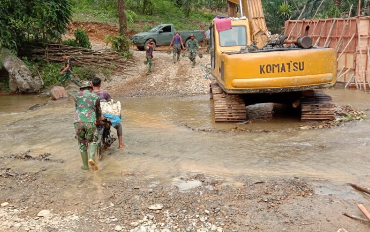 Wujudkan Pembangunan Merata, Prajurit Tiga Matra dan Polri 'Serbu' Kampung Terisolir di Bahorok