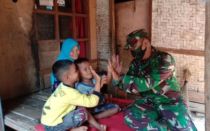Satgas TMMD Bermain Bersama Anak -Anak, Berikan Semangat Belajar Dan Berjuang Demi NKRI
