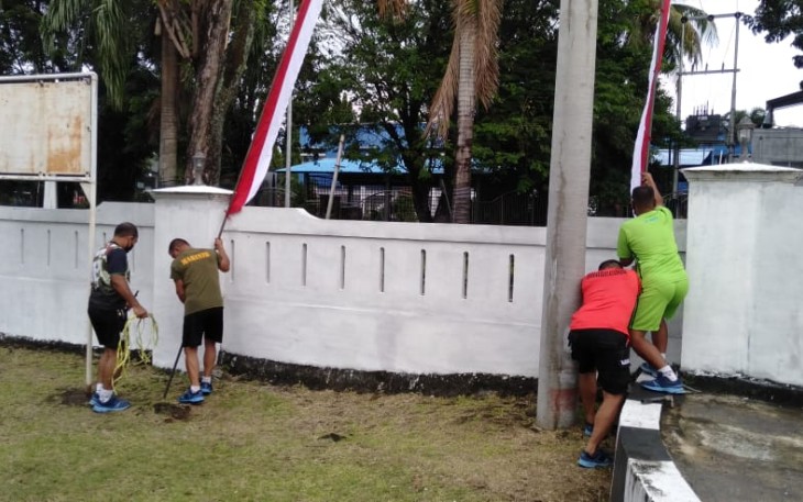 Merah Putih Berkibar di depan Yonmarhanlan VIII Bitung