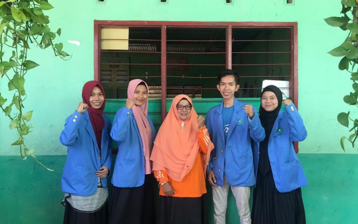 Mahasiswa KKN-DR UIN Suska Riau Bantu MIS Teratak Bersihkan Sekolah