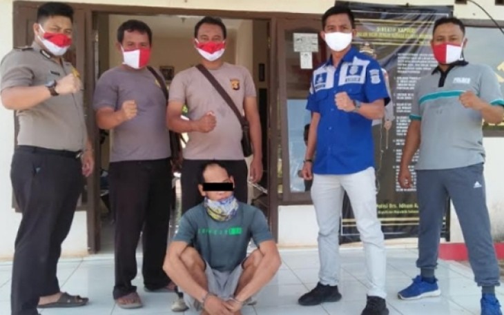 Tersangka (diborgol) saat diamankan