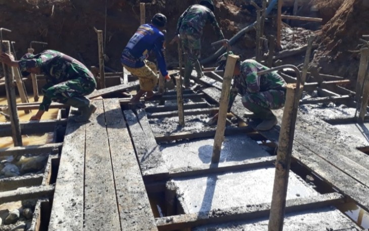 Satgas TMMD Reg Ke-108 Dan Warga Tetap mengerjakan Pengecoran Box Culvert