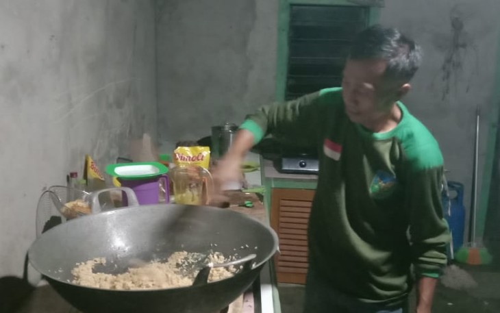 Kesigapan Prajurit 0423/BU Siapkan 170 Porsi Makanan Dalam Waktu Satu Jam