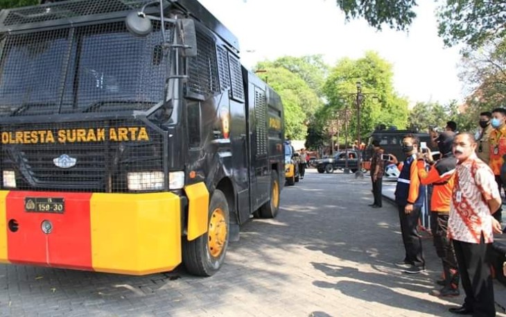 Persiapan penyemprotan desinfectan massal guna mencegah perluasan penyebaran Covid-19 di sejumlah lokasi di Kota Solo Jawa Tengah.