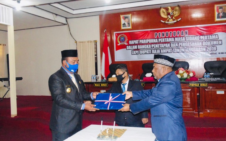 DPRD Raja Ampat Menetapkan dan Mengesahkan LKPJ Bupati Raja Ampat TA 2019