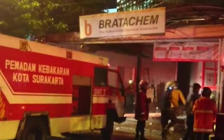 Upaya pemadaman kebakaran yang melanda toko bahan kimia PT Brataco Chemika (Bratachem) yang berada di Jalan Dr Rajiman Bumi Laweyan Solo Jawa Tengah.