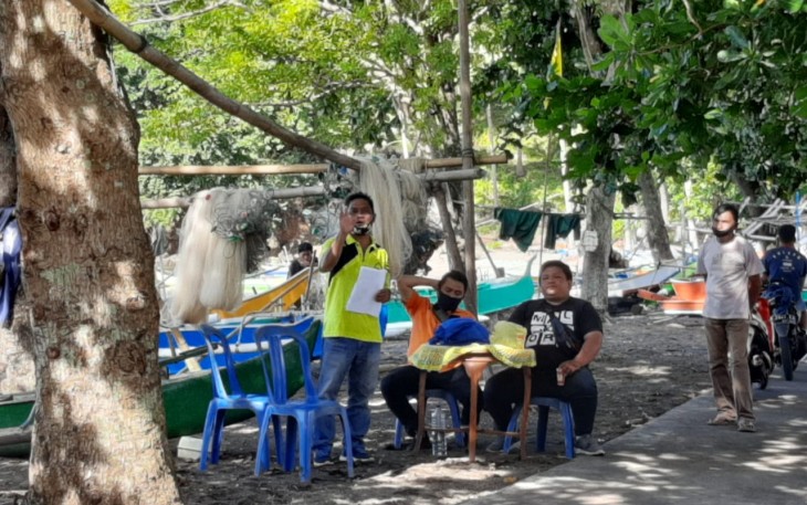 Staf kelurahan bersama pihak kantor pos salurkan BST