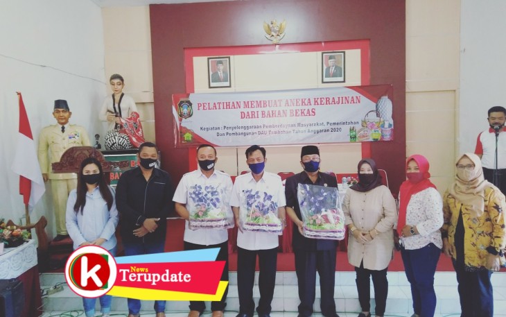 Walikota Santoso bersama Camat Sukorejo, Lurah Turi dan Peserta Pelatihan (foto: Faisal NR / Klikwarta.com) 