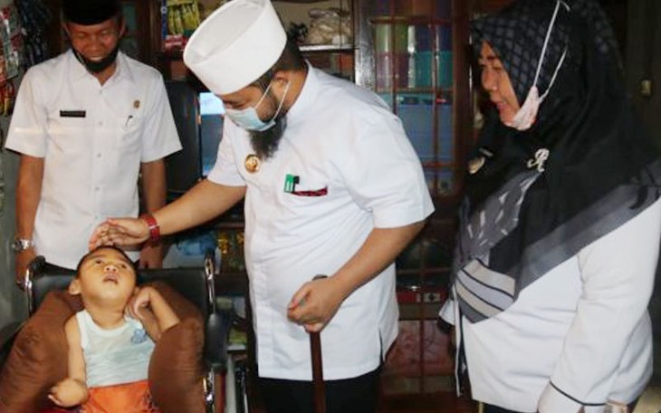 Walikota Bengkulu Helmi Hasan saat memberikan bantuan kursi roda kepada penyandang disabilitas