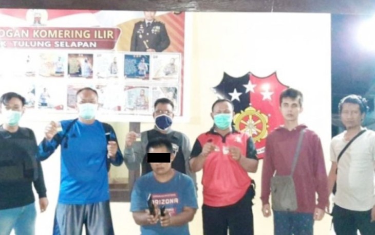 Terduga pelaku (tengah) saat diamankan