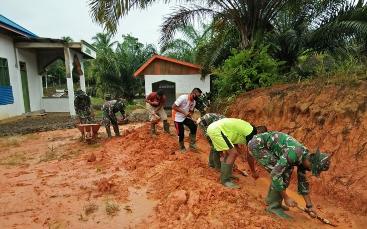Awali Dengan Pembuatan Saluran Air, Satgas TMMD Rehab Masjid Hidayatullah Desa Makmur