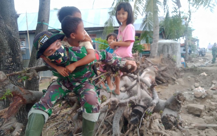 Kehadiran anggota Satgas TMMD ke-108 Kodim Jeneponto memberikan keceriaan dan keakraban bagi anak anak