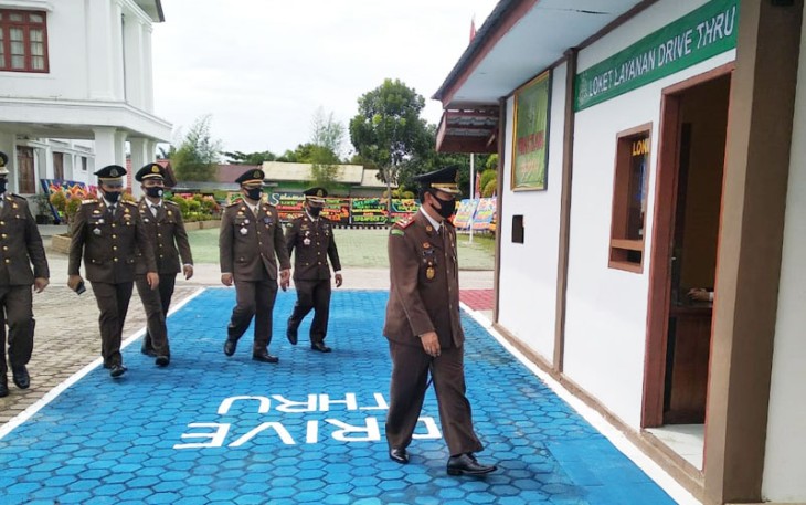 Kajari Aceh Singkil Muhammad Husaini SH MH bersama jajarannya saat melakukan Launching Loket Layanan Drive THRU.