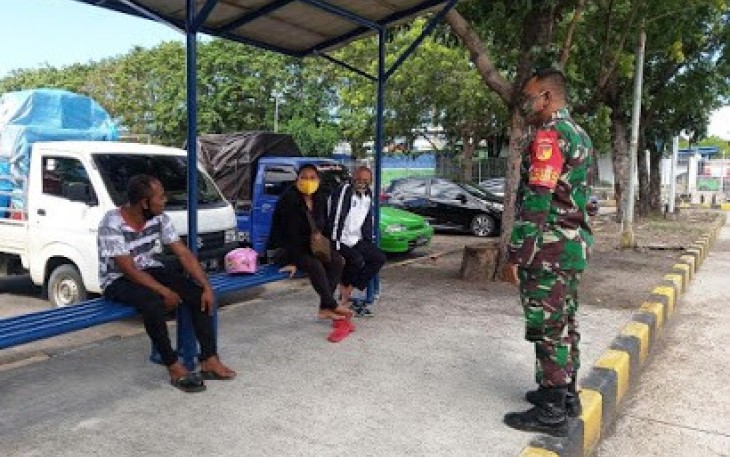 Babinsa saat berikan paham kepada calon penumpang terkait covid-19