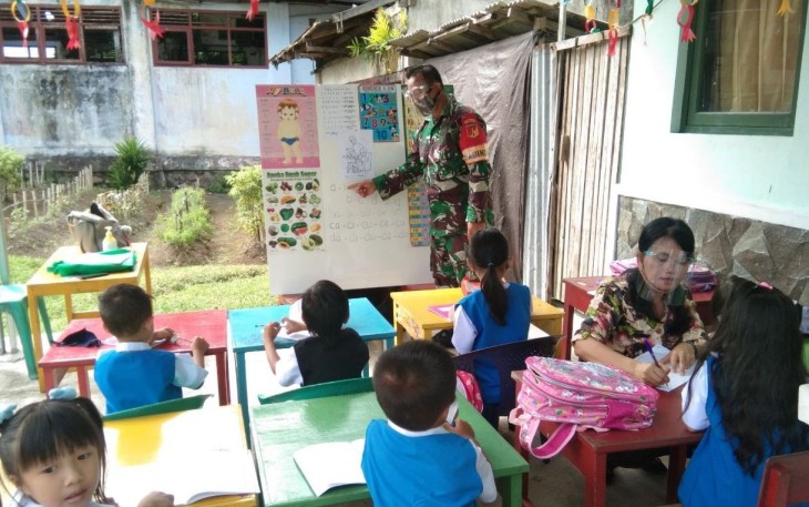 Babinsa Ajak Anak-Anak TK Rajin Belajar Serta Patuh Kepada Orang Tua