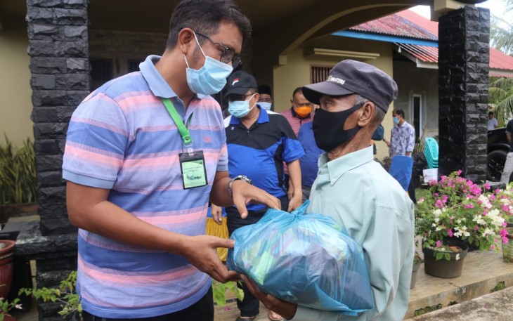 Bupati Bintan Apri Sujadi saat menyerahkan paket sembako ke salah satu warga