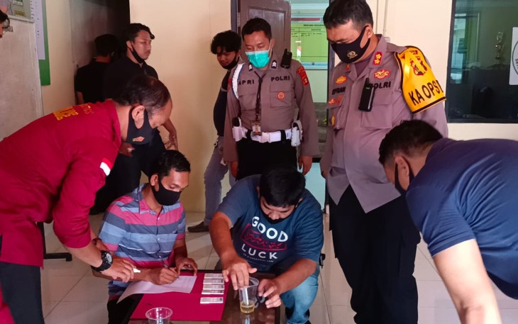 Kapolres Musirawas AKBP Efrannedy memimpin Test Urine dan kelengkapan senpi personel Satres Narkoba Polres Musirawas Rabu(19/8).