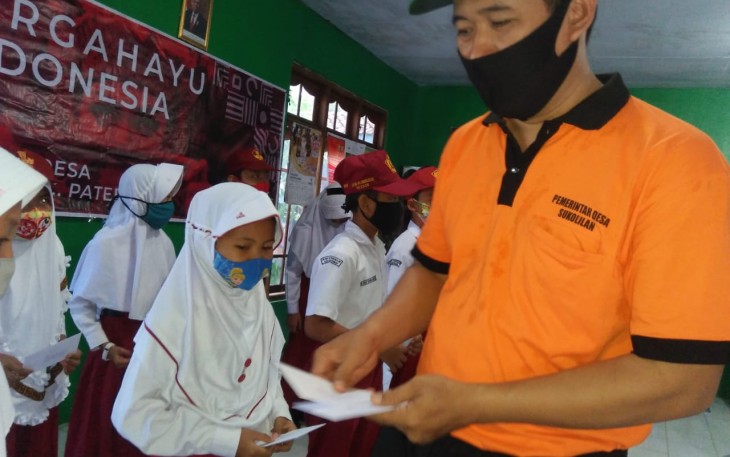 Kades Sukolilan Berikan Beasiswa Pada 42 Anak Berprestasi
