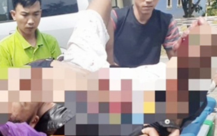 Korban saat hendak dilarikan ke rumah sakit