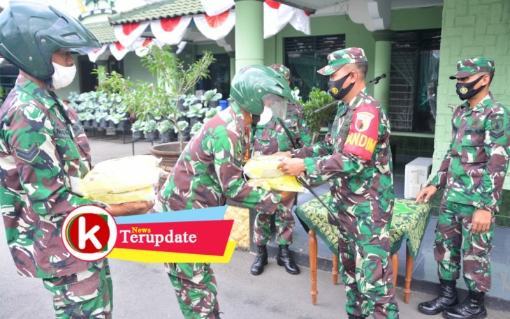 Dandim 0808/Blitar Serahkan Bantuan ke Masyarakat Melalui Babinsa (foto: Istimewa) 