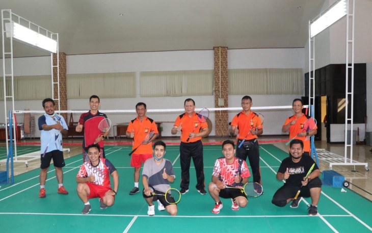 Polda Bengkulu dan RB Media Group Tanding Badminton