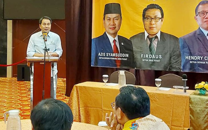 Waka DPR RI Aziz Syamsudin saat memberikan sambutan dalam Bimtek SMSI