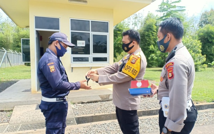 Kapolres Musirawas AKBP Efrannedy menghimbau Satpam di Perusahaan Polres Musi Rawas untuk patuhi Protokol Kesehatan(Prokes) Rabu (26/8).