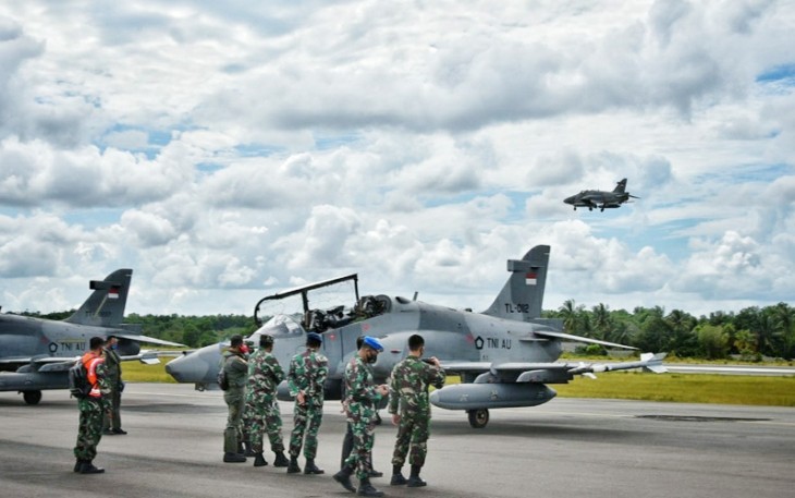 4 Pesawat Tempur Hawk 100/200 TNI AU Latihan Terbang Jelajah di Langit Tanjungpinang
