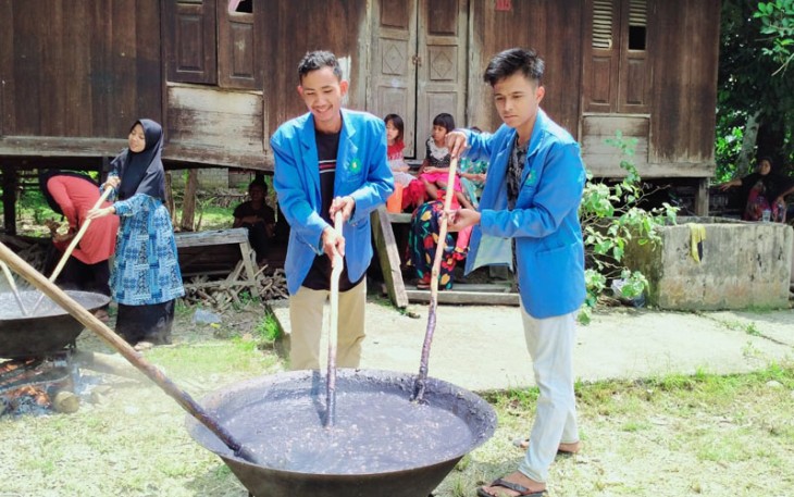 Mahasiswa KKN UIN Suska saat ikut membuat Bubur 'Asyuro'
