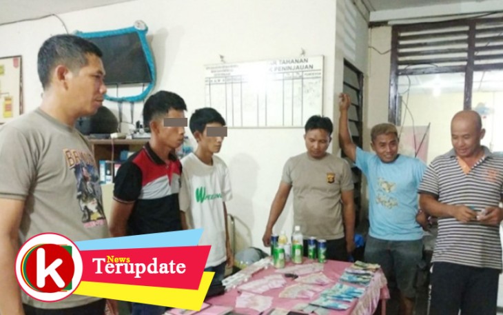 Kedua terduga pelaku saat diamankan beserta barang bukti Upal
