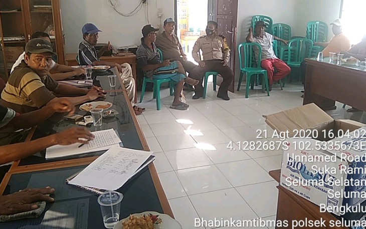 Bhabinkamtibas Polsek Seluma Damaikan Warga Bertikai