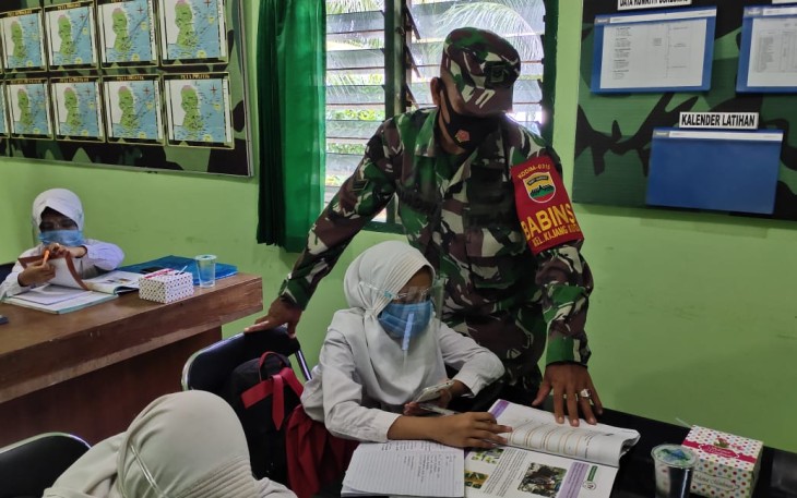 Anak-anak Belajar Online Gunakan Ruangan dan Fasilitas Wifi Koramil 02/Bintim