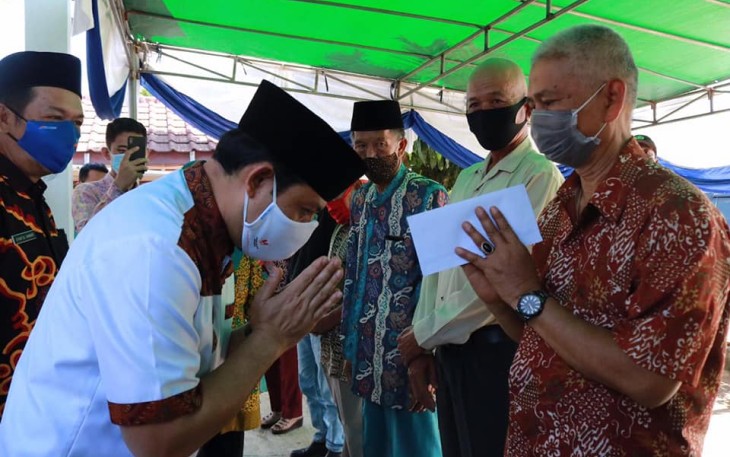 Wakil Wali Kota Bengkulu Dedy Wahyudi Salurkan Bantuan Operasional di Kelurahan Jembatan Kecil Kecamatan Gading Cempaka Kota Bengkulu 