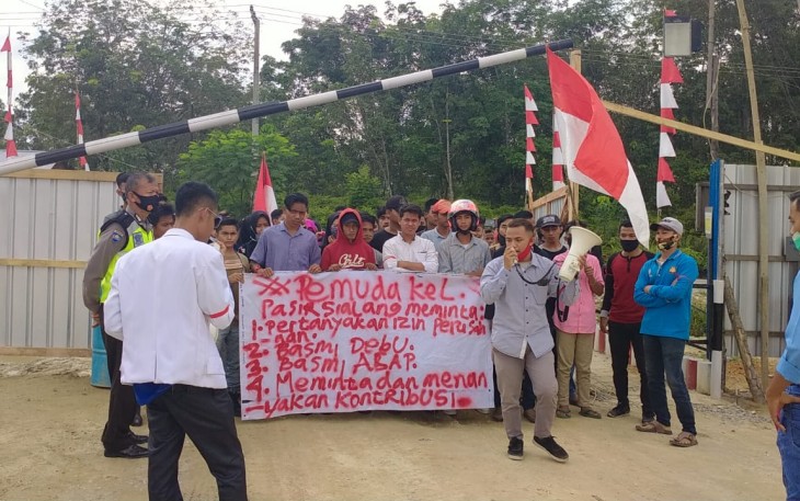 Massa saat aksi demo
