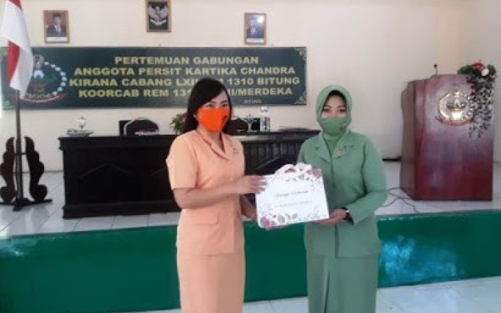 Ketua Persit kanan saat memberikan bingkisan.