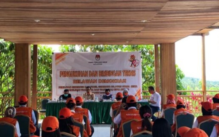 Relawan demokrasi saat ikut kegiatan pengukuhan dan bimtek yang di laksanakan oleh KPU Bitung