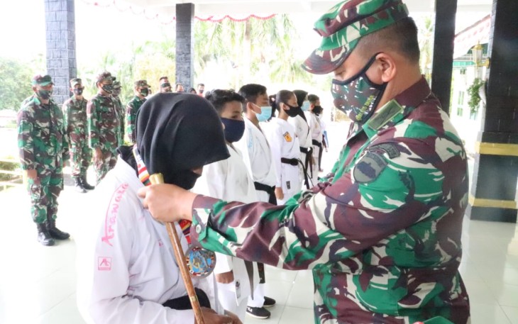 Dandim Kolonel Inf I Gusti Ketut Artasuyasa saat memberikan penghargaan kepada para atlet