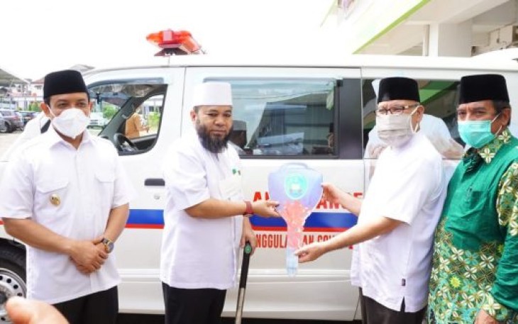 Wali Kota Bengkulu Helmi Hasan Serahkan Langsung Bantuan Ambulans Pada Rektor UMB 