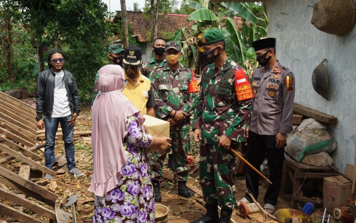 Warga Terdampak Anggin Puting Beliung Mendapat Bingkisan Sembako dari Pangdam IV/Diponegoro