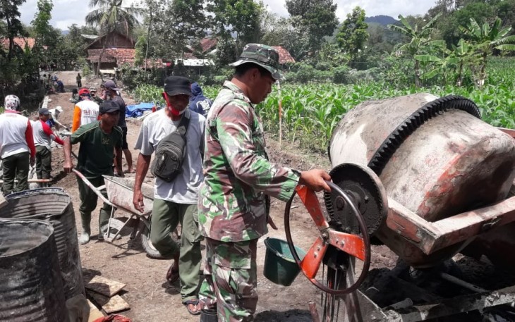 Prajurit Satgas TMMD bekerja sama dengan warga dalam pembuatan talut di Dukuh Kedung Kandri Desa Kalinusu Brebes Minggu 27/9/2020