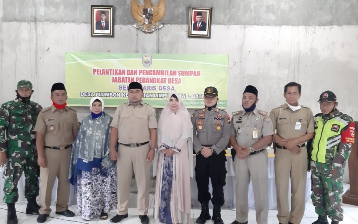Pemdes Desa Plumbon bersama Forkopimcam Limpung foto bersama dalam acara pelantikan Sekdes di Balai Desa Plumbon Kecamatan Limpung. Senin 28/9/2020