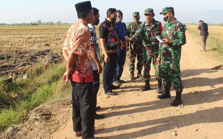 Danrem 073 Makutarama Salatiga, Kolonel infanteri Ari Yulianto, didampingi Dandim 0715 Kendal Letkol IMan Widiarto melakukan pengecekan lokasi kegiatan Tentara Manunggal Masuk Desa (TMMD) reguler yang ke 109 tahun 2020 yang akan dilaksanakan di Dusun Pening Desa Sendangkulon Kecamatan Kangkung Kendal. 