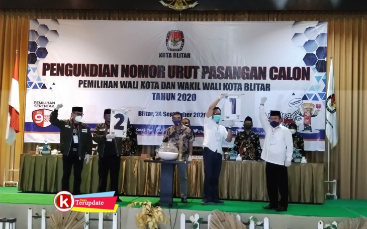 Paslon Pilwali Kota Blitar 2020 Unjuk Nomor Urut Peserta Pilkada Serentak (foto: Faisal NR / Klikwarta.com) 