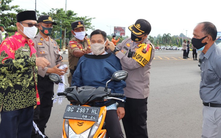 Kapolres Musirawas Bagi Masker ke Masyarakat