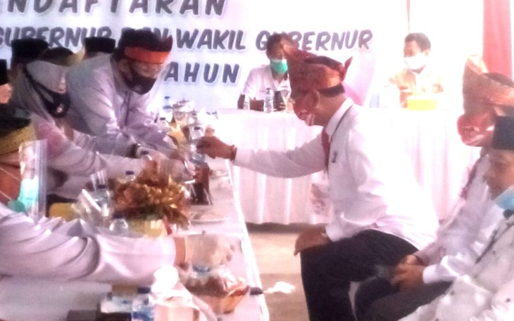 Salah satu paslon saat daftar ke KPU setempat