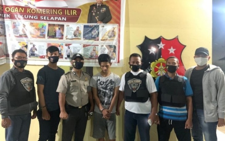 Tersangka (diborgol) saat diamankan